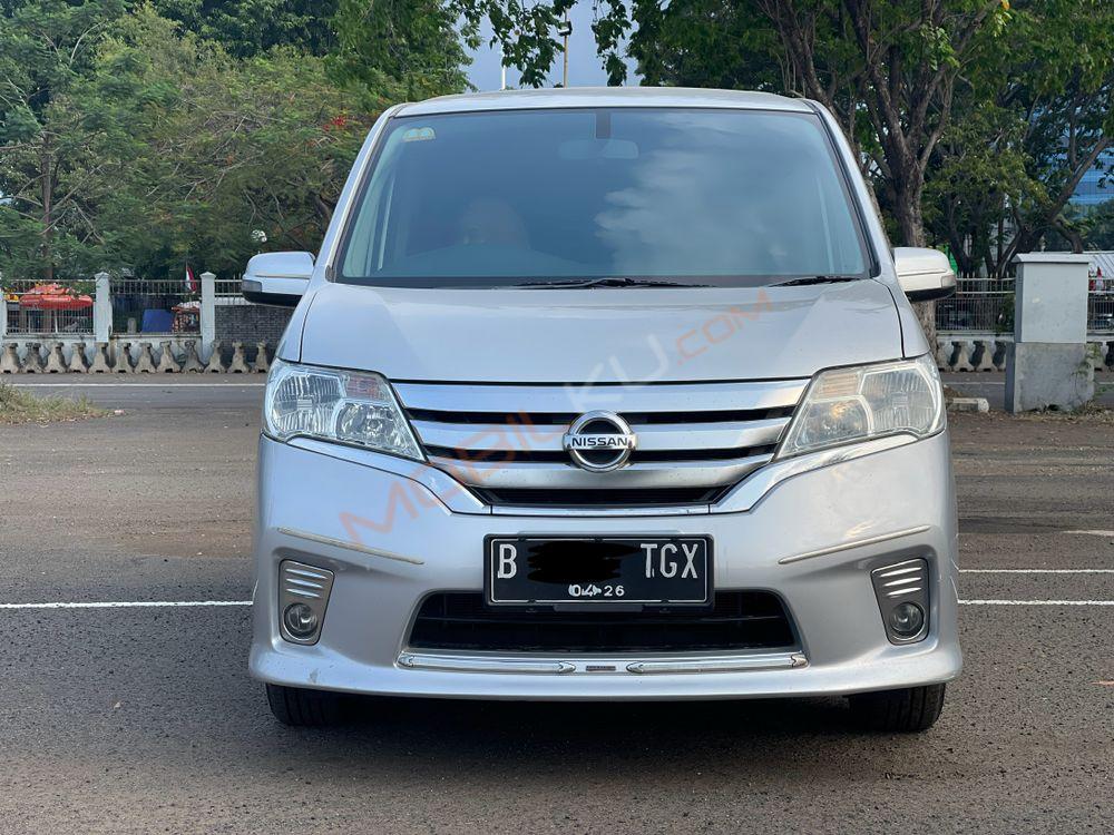 Mobil Nissan Serena 2013