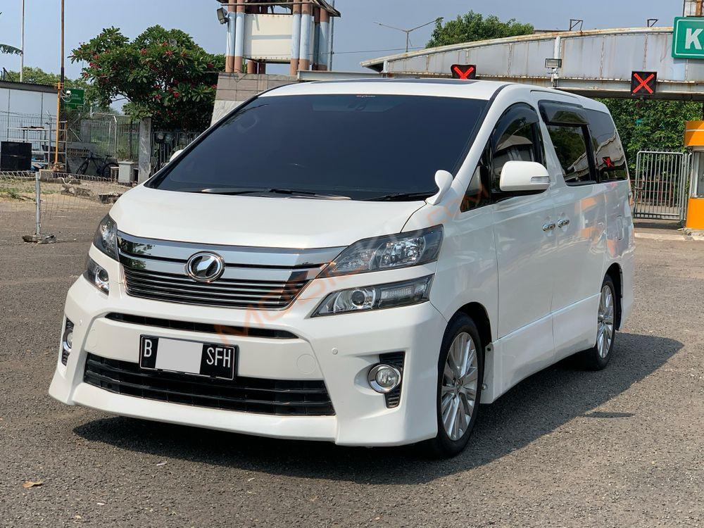 Mobil Toyota Vellfire 2014