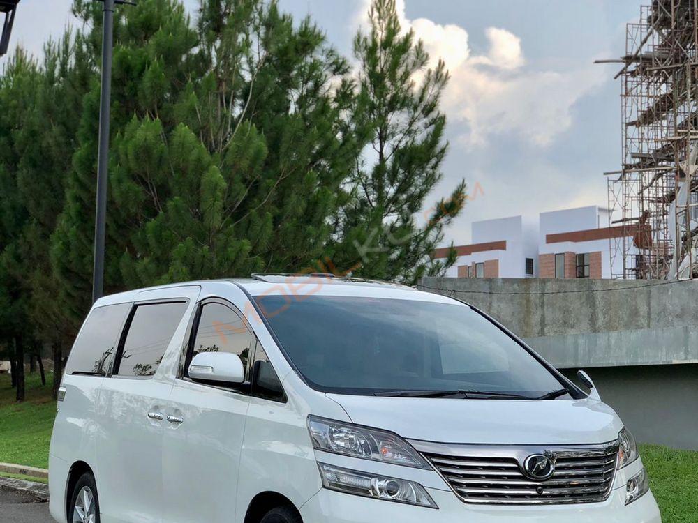 Mobil Toyota Vellfire 2012