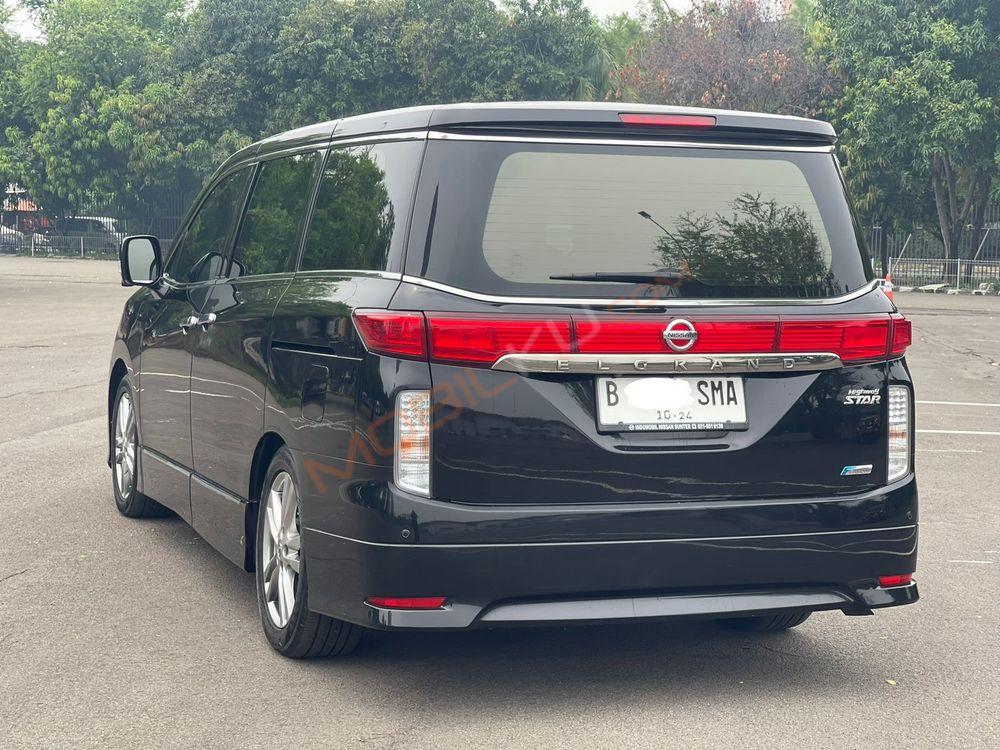 Mobil Nissan Elgrand 2013