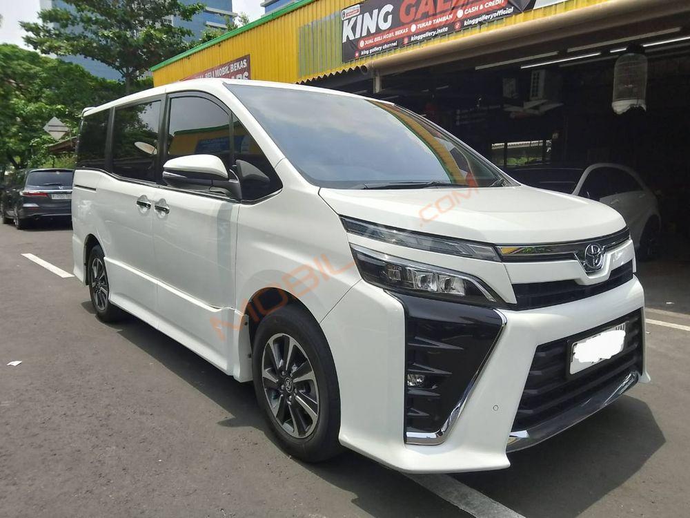 Mobil Toyota Voxy 2019