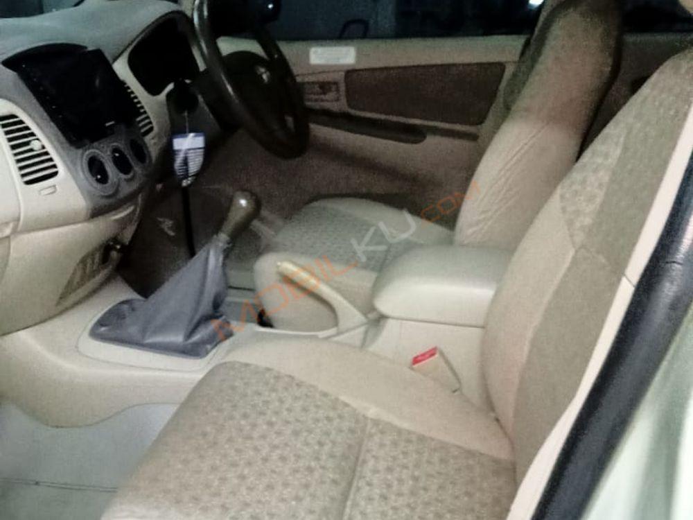 Mobil Toyota Kijang Innova 2005
