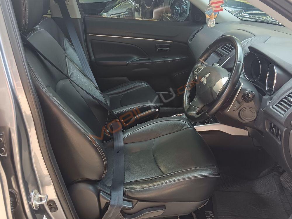 Mobil Mitsubishi Outlander PHEV 2013