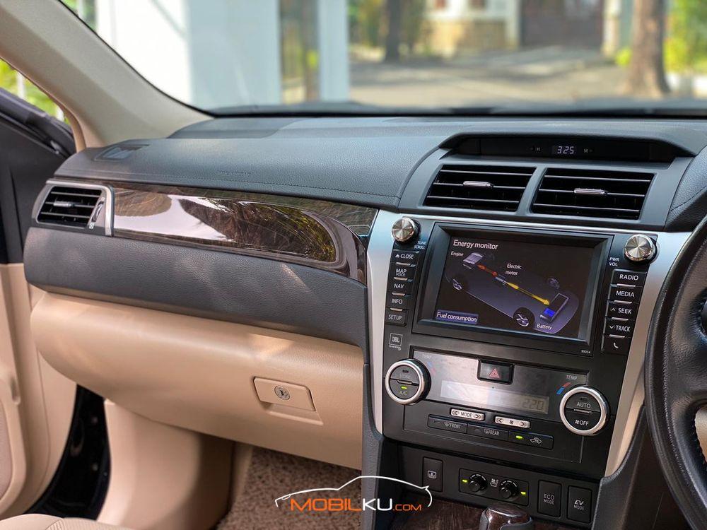 Mobil Toyota Camry 2014