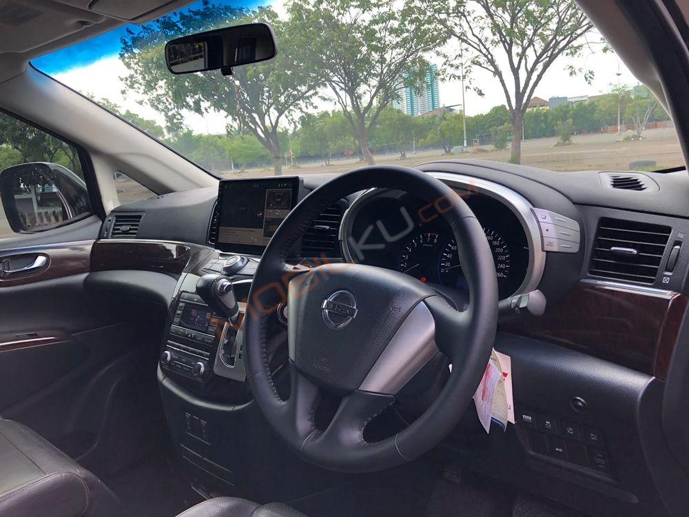 Mobil Nissan Elgrand 2013