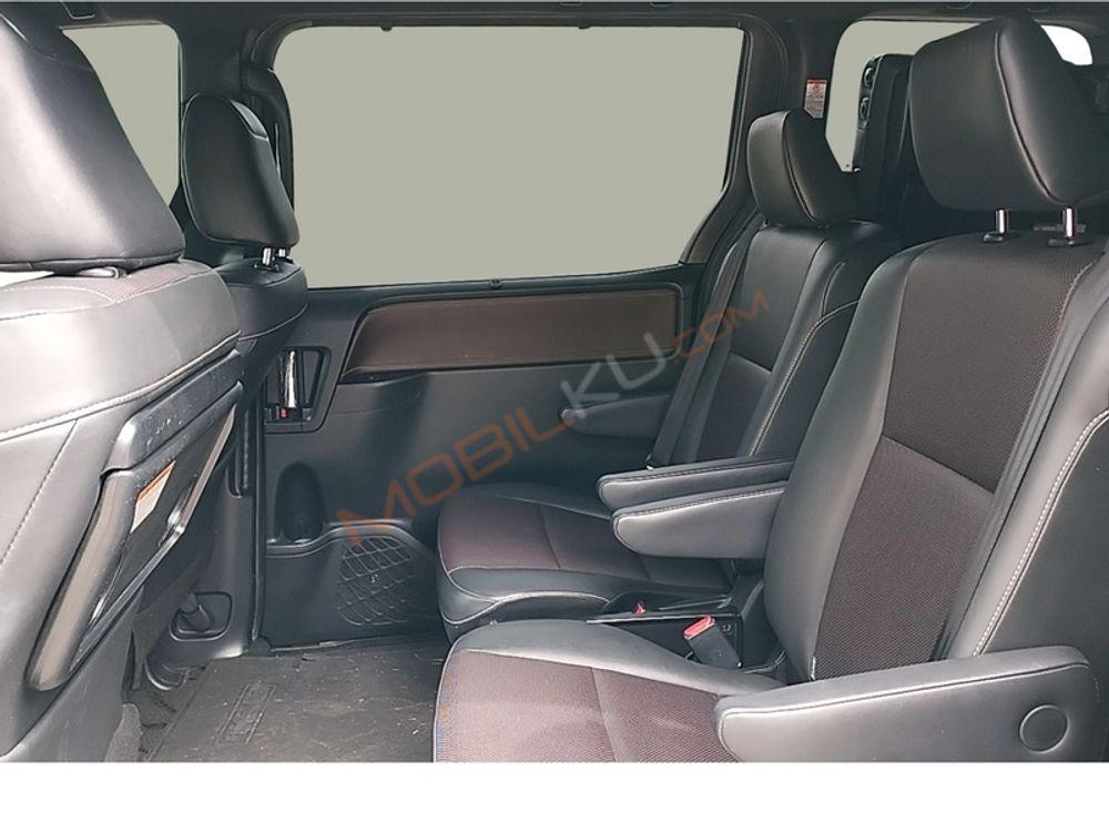 Mobil Toyota Voxy 2019