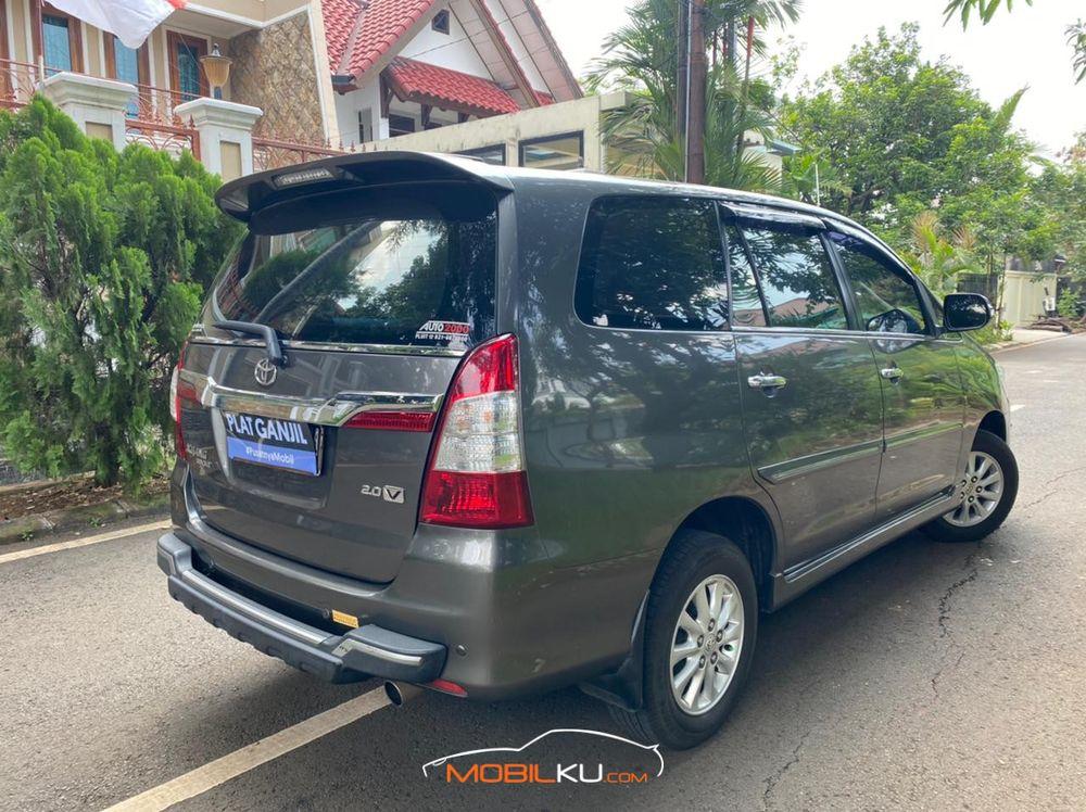 Mobil Toyota Kijang Innova 2014