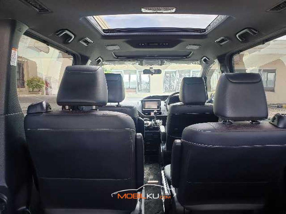 Mobil Toyota Voxy 2018