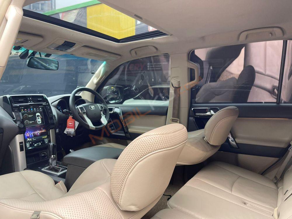 Mobil Toyota Land Cruiser 2013
