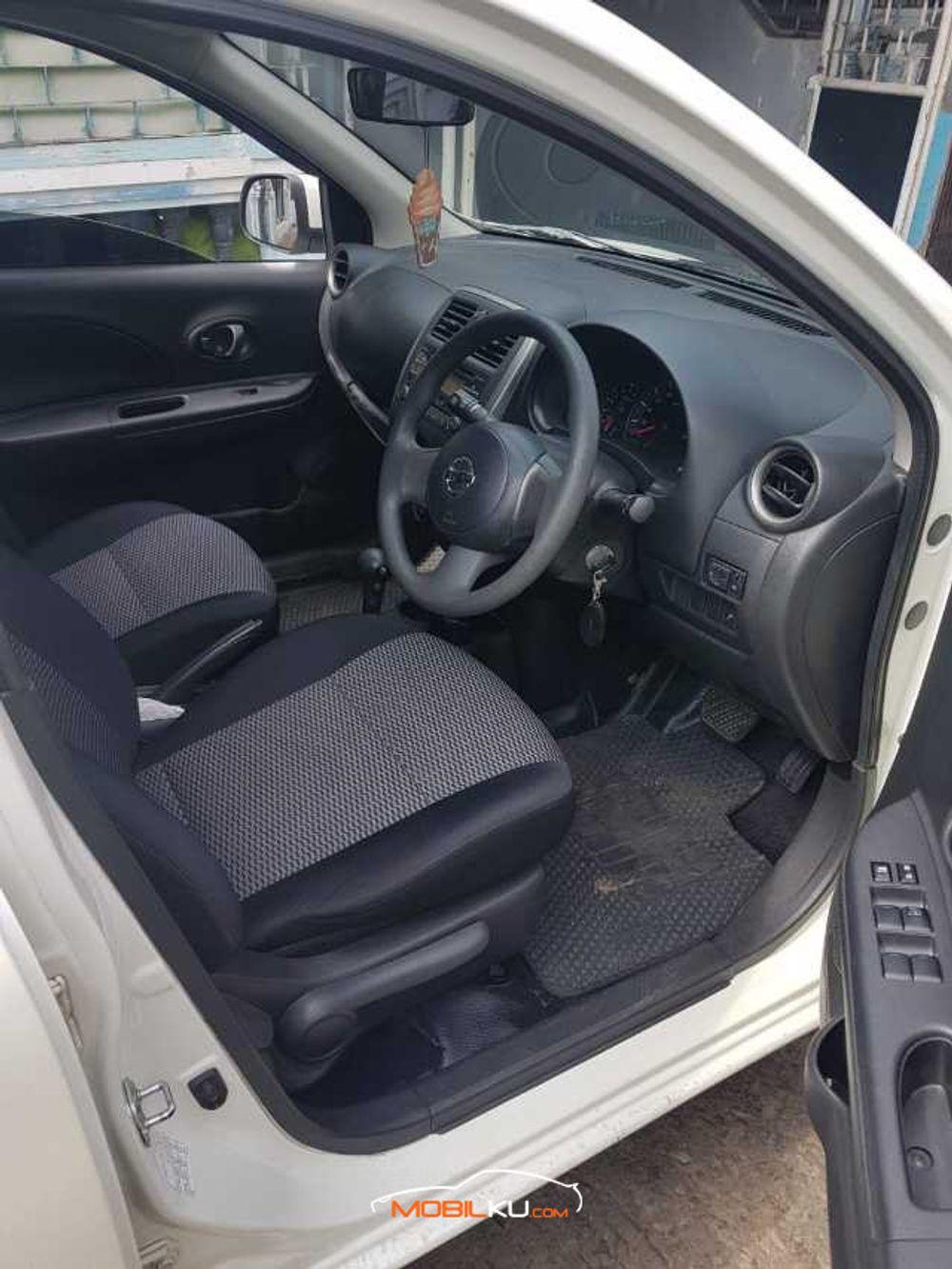 Mobil Nissan March 2015