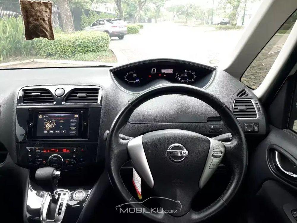 Mobil Nissan Serena 2013
