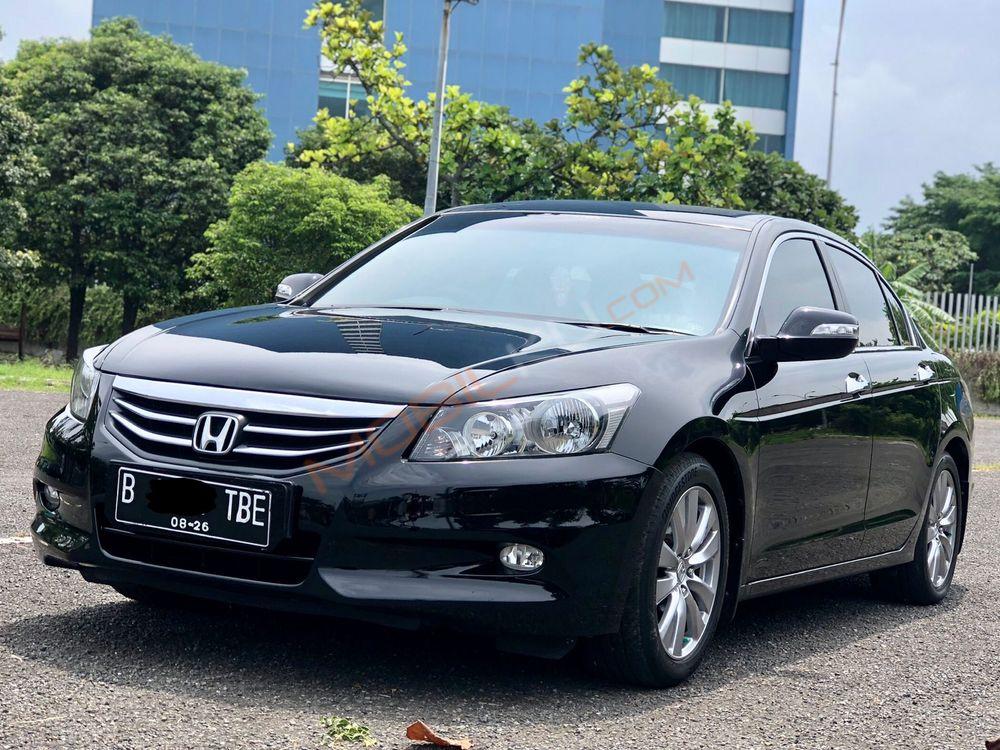 Mobil Honda Accord 2011