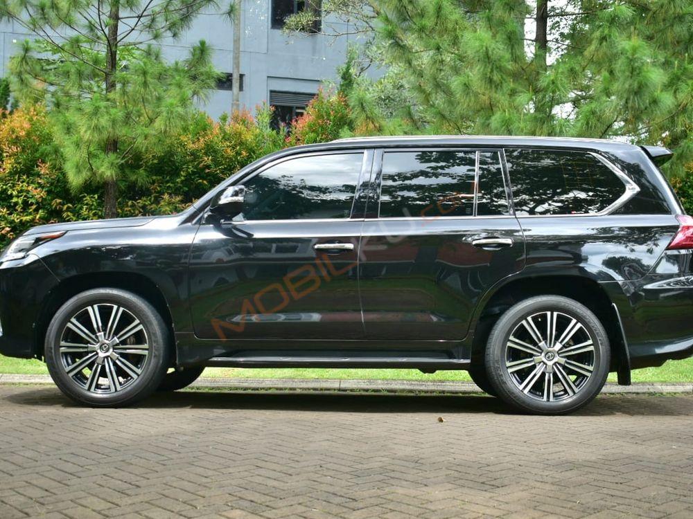Mobil Lexus LX 2018