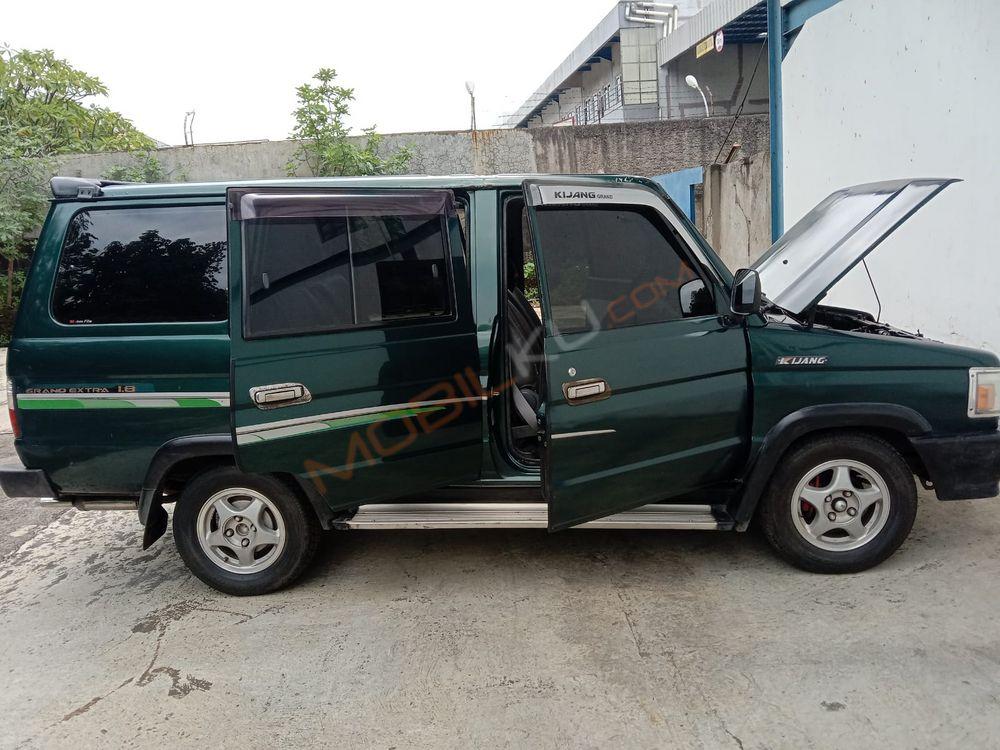 Mobil Toyota Kijang 1996