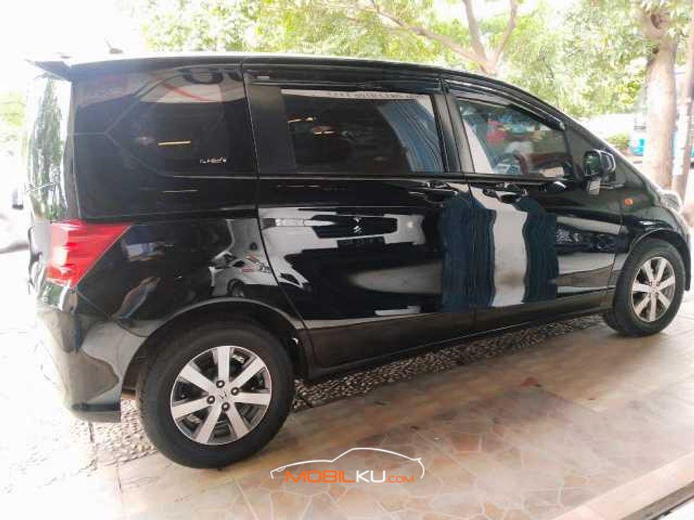 Mobil Honda Freed 2011