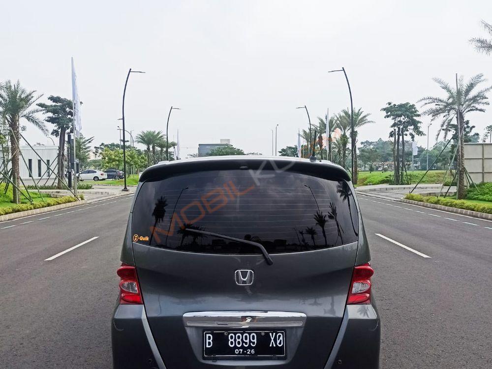 Mobil Honda Freed 2011