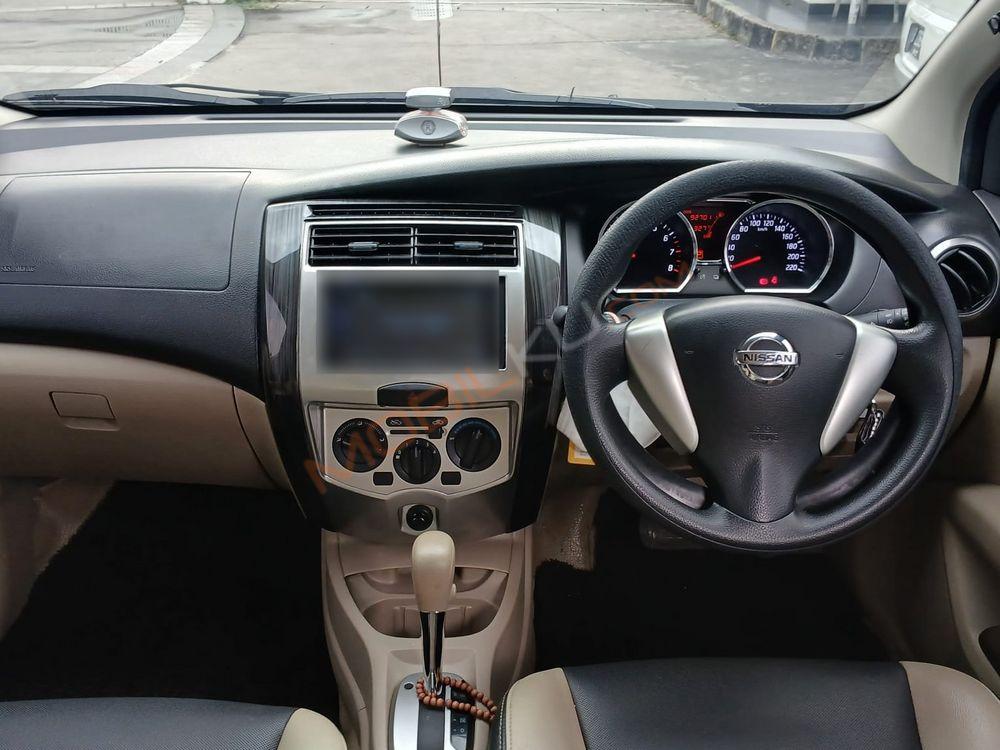 Mobil Nissan Grand Livina 2017