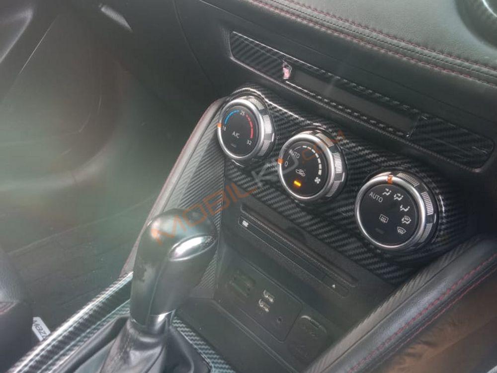 Mobil Mazda 2 Hatchback 2015