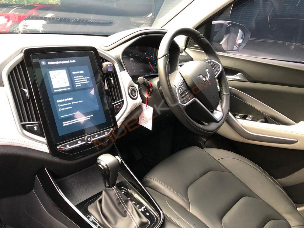 Mobil Wuling Almaz 2021