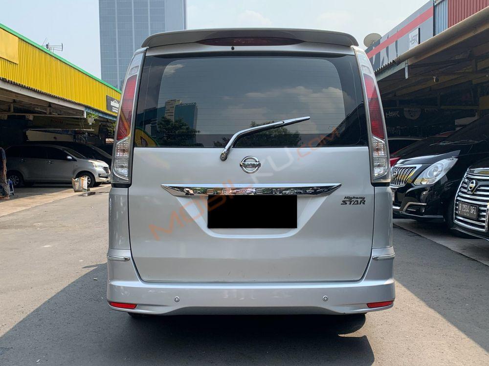 Mobil Nissan Serena 2013