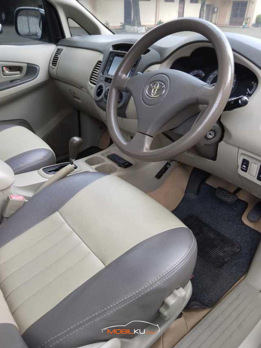 Mobil Toyota Kijang Innova 2016