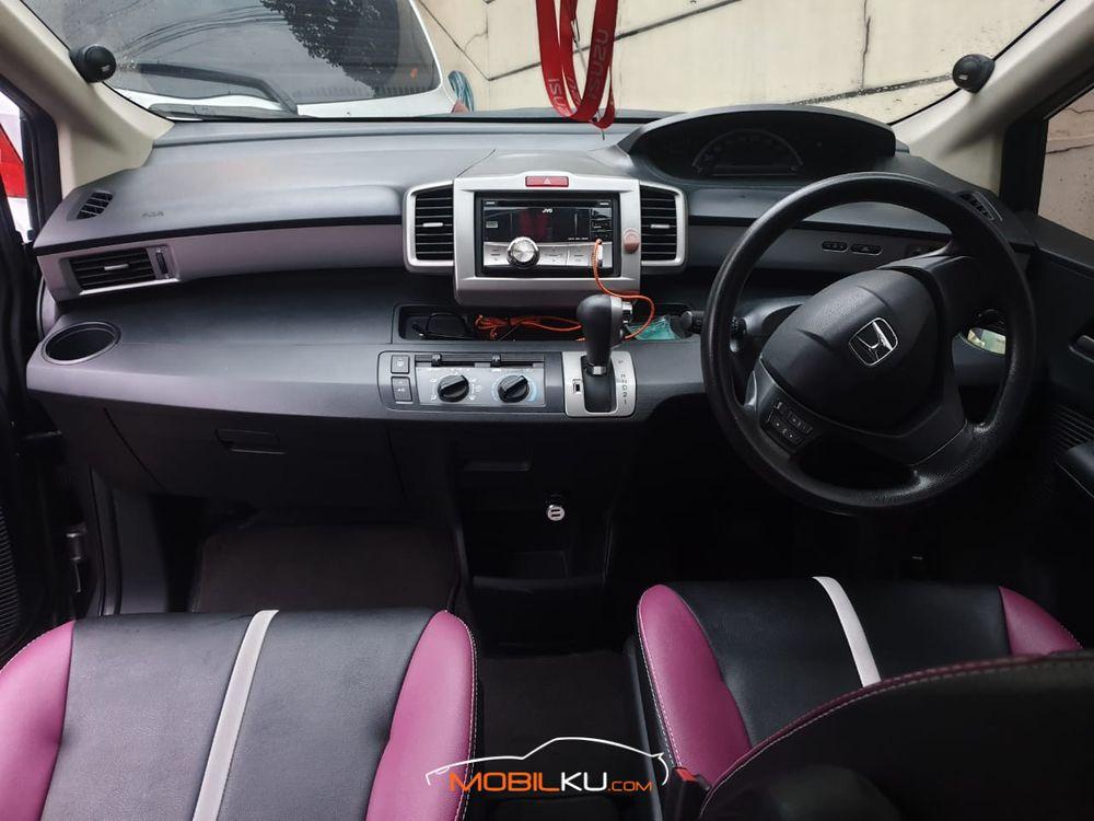Mobil Honda Freed 2015