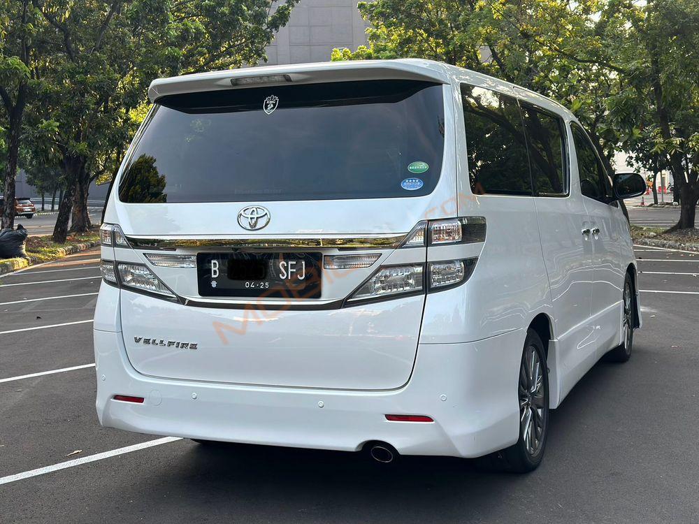 Mobil Toyota Vellfire 2015
