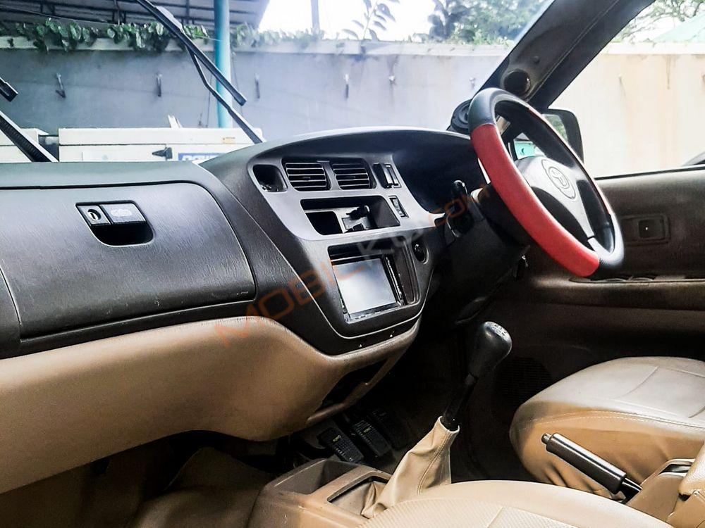 Mobil Toyota Kijang 2004