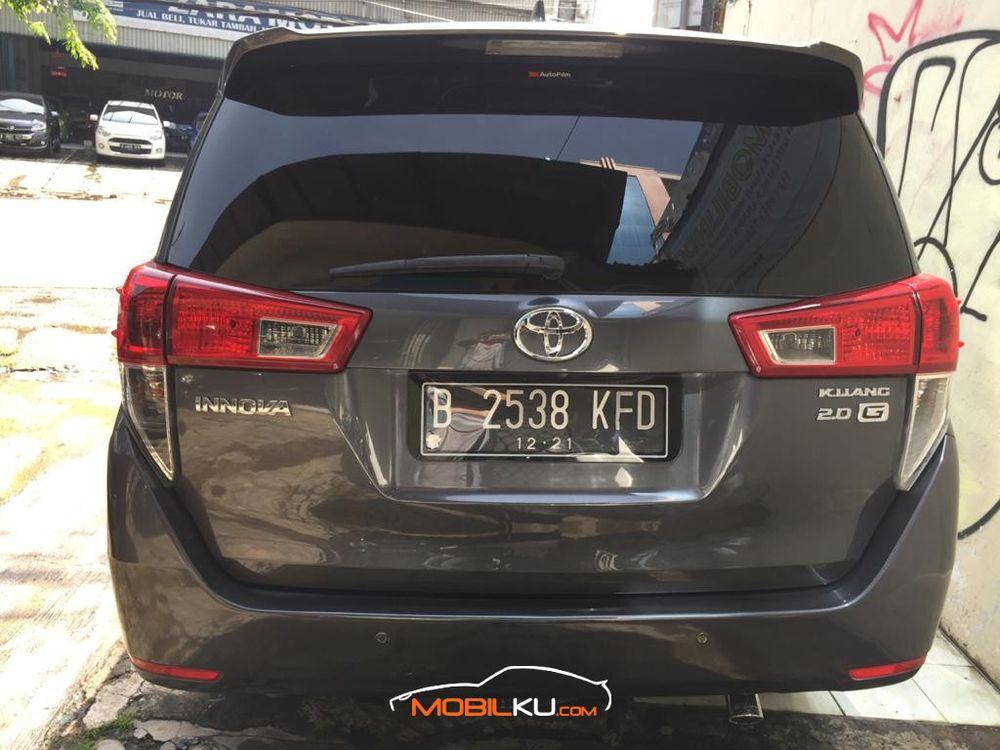 Mobil Toyota Kijang Innova 2016