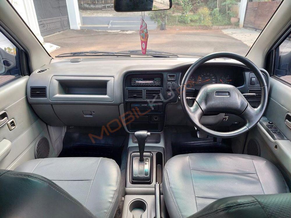 Mobil Isuzu Panther 2001