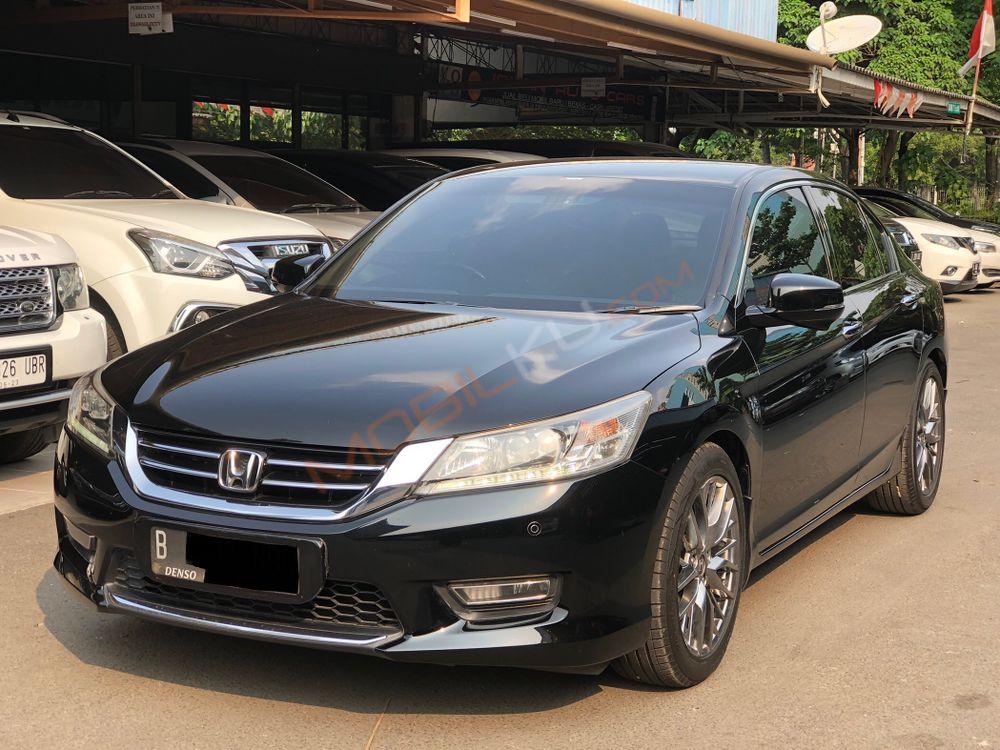Mobil Honda Accord 2013