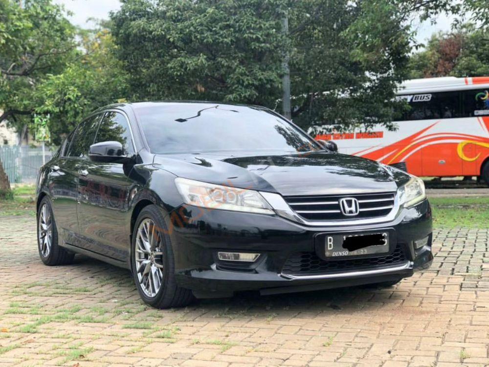 Mobil Honda Accord 2013