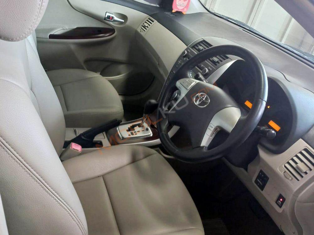 Mobil Toyota Corolla 2011