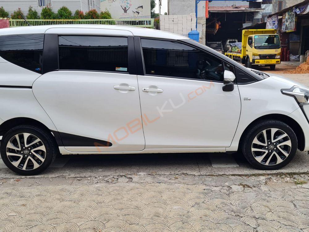 Mobil Toyota Sienta 2017
