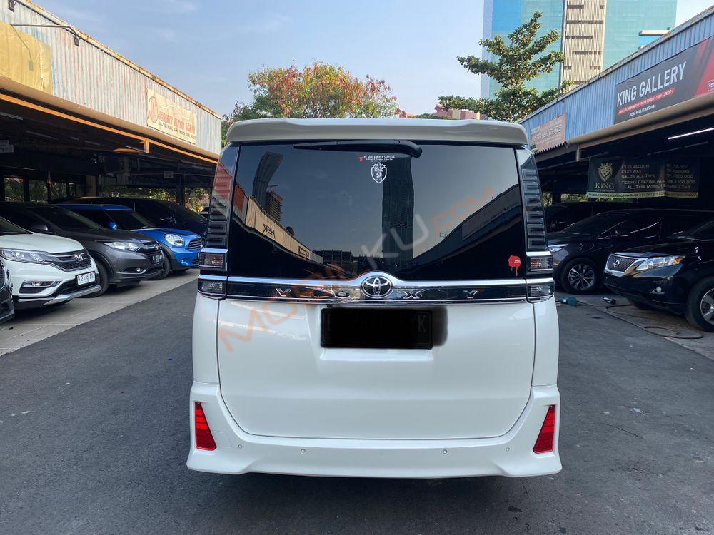 Mobil Toyota Voxy 2018