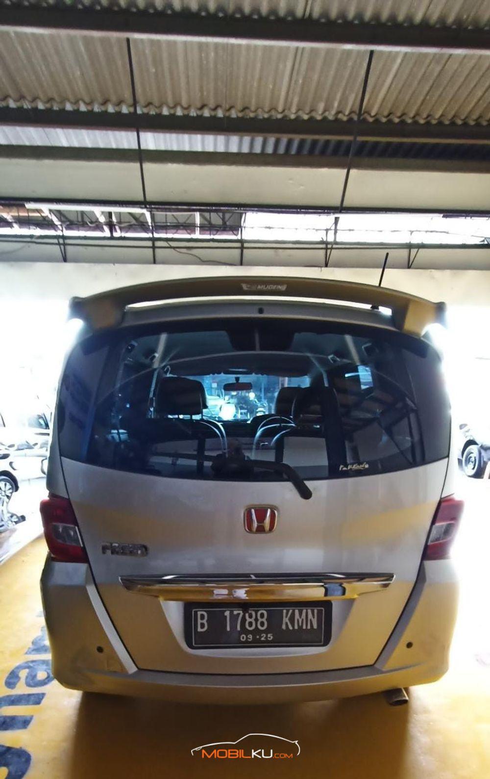 Mobil Honda Freed 2012