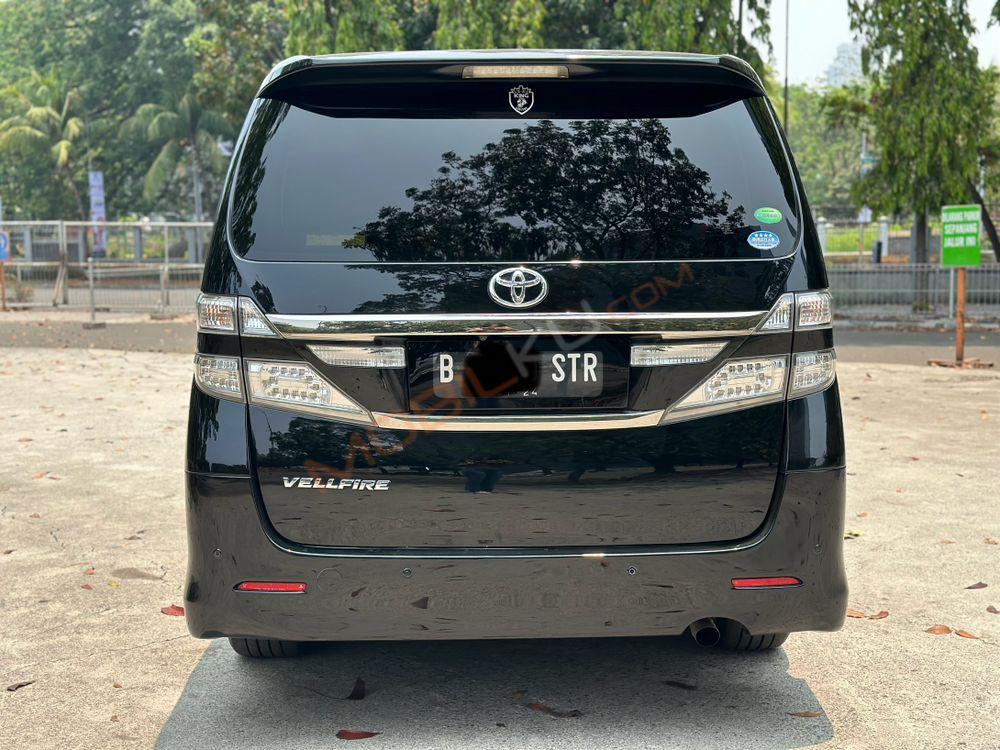Mobil Toyota Vellfire 2013