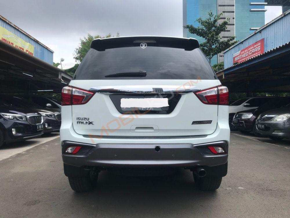 Mobil Isuzu MU-X 2017