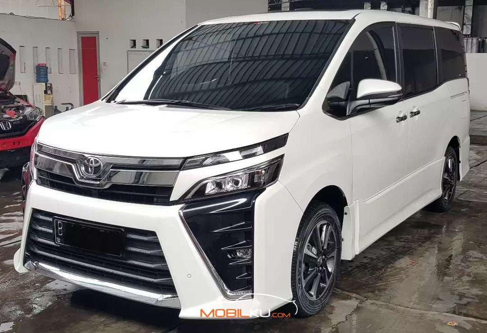 Mobil Toyota Voxy 2018