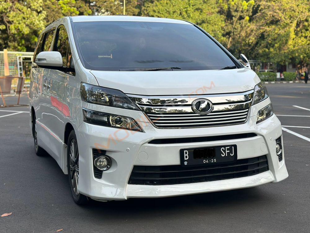 Mobil Toyota Vellfire 2015