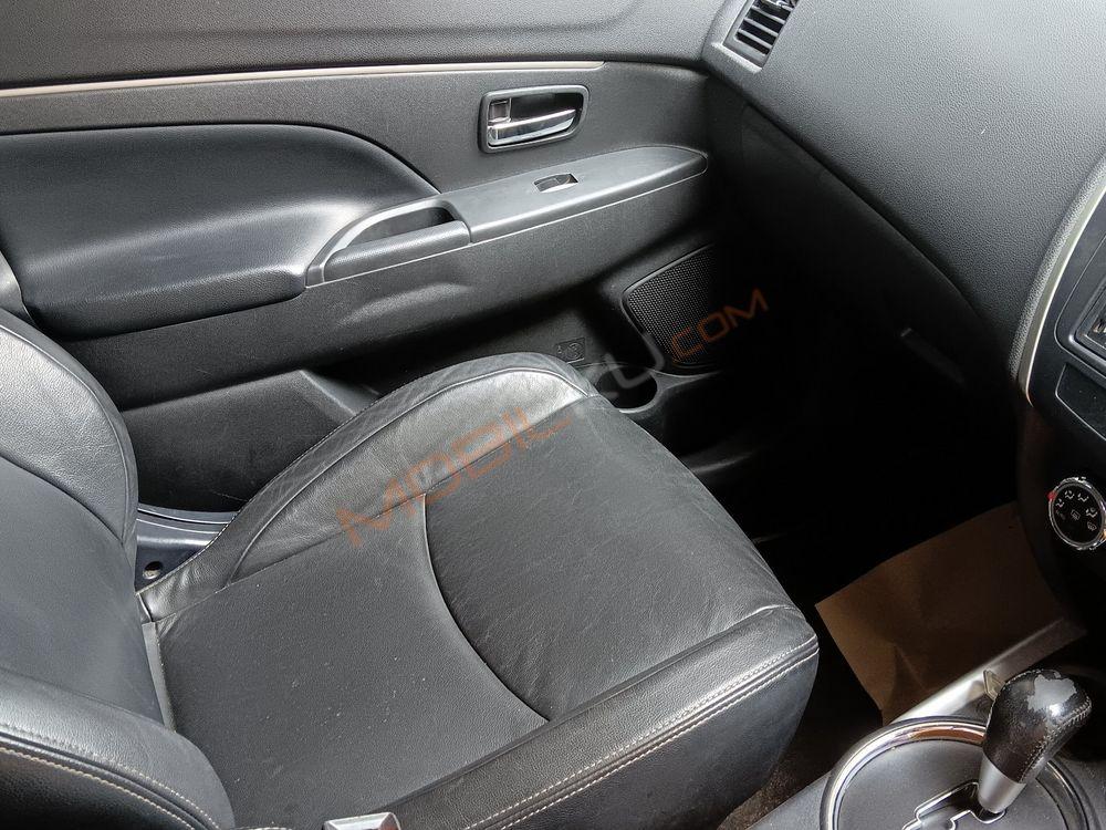 Mobil Mitsubishi Outlander Sport 2013