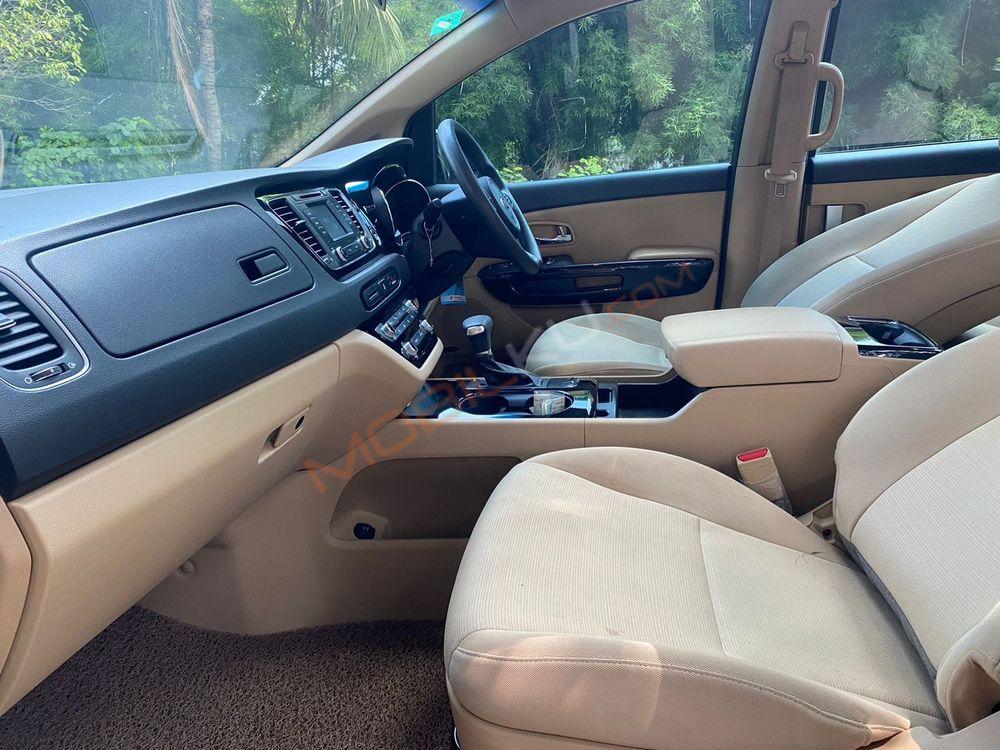 Mobil Kia Sedona 2017
