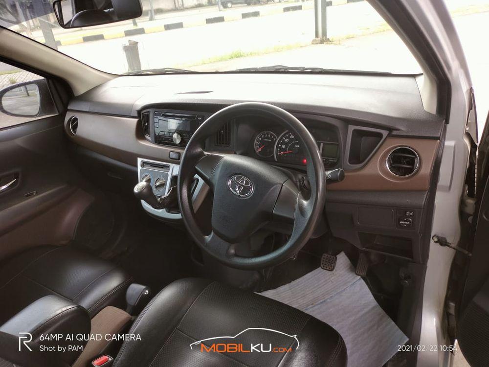 Mobil Toyota Calya 2017