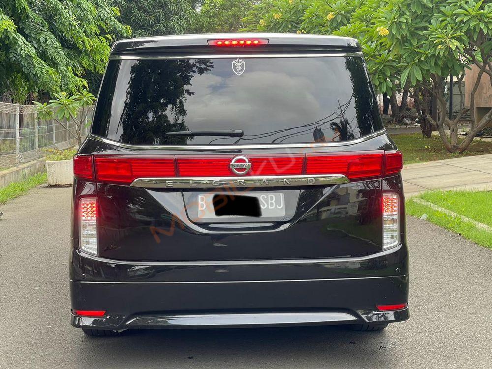Mobil Nissan Elgrand 2011