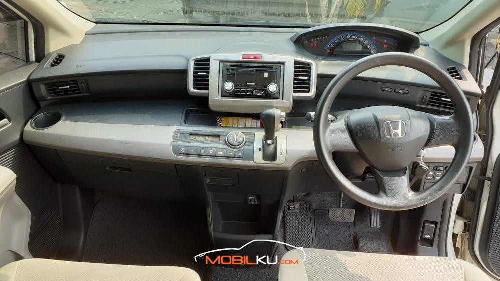 Mobil Honda Freed 2011