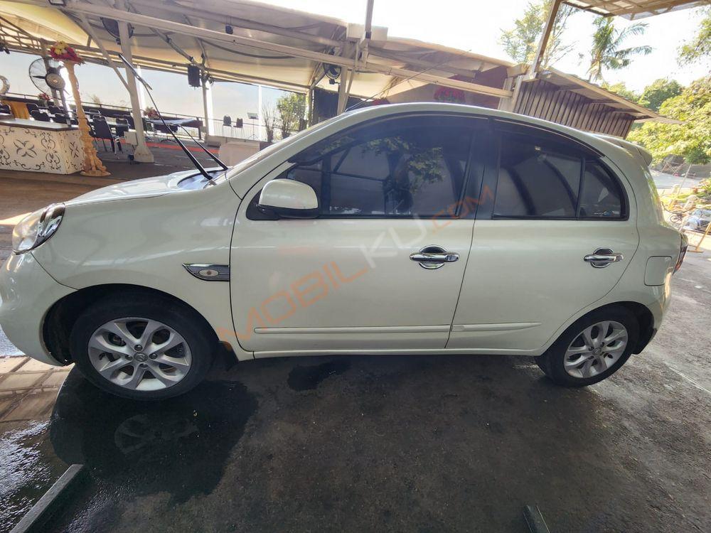 Mobil Nissan March 2016