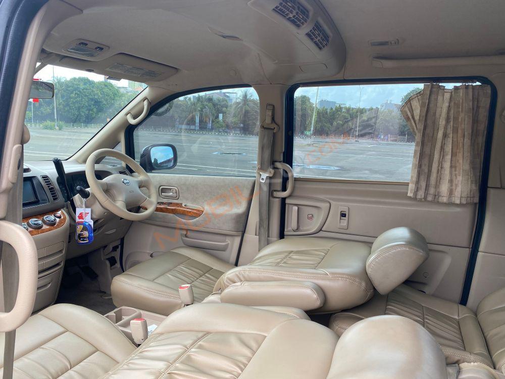 Mobil Nissan Serena 2011