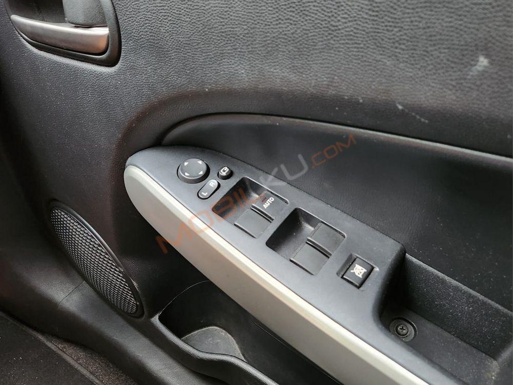 Mobil Mazda 2 Hatchback 2013