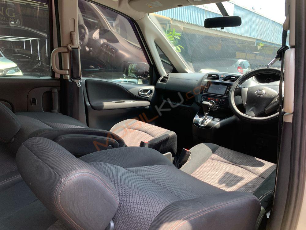 Mobil Nissan Serena 2013