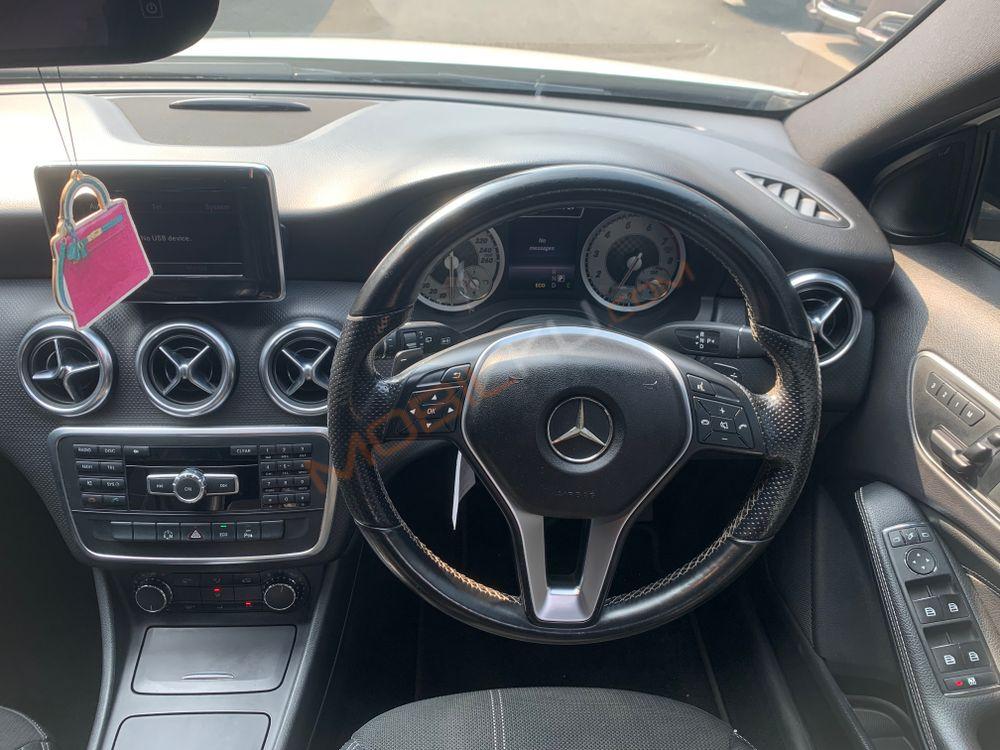 Mobil Mercedes-Benz A-Class 2013